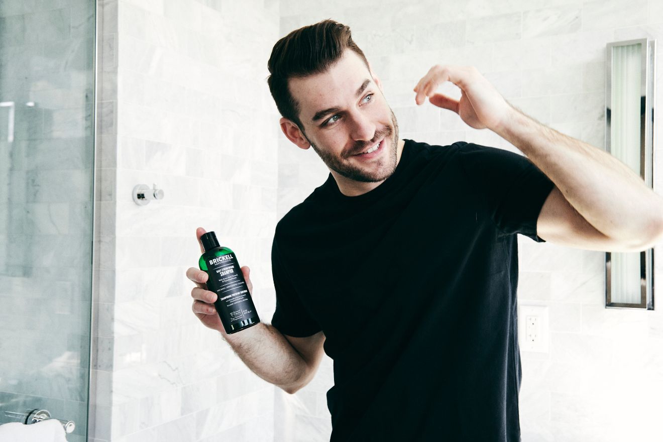 4 Reasons You Have Greasy Hair (And Haircare Tips for Men with Greasy Hair)